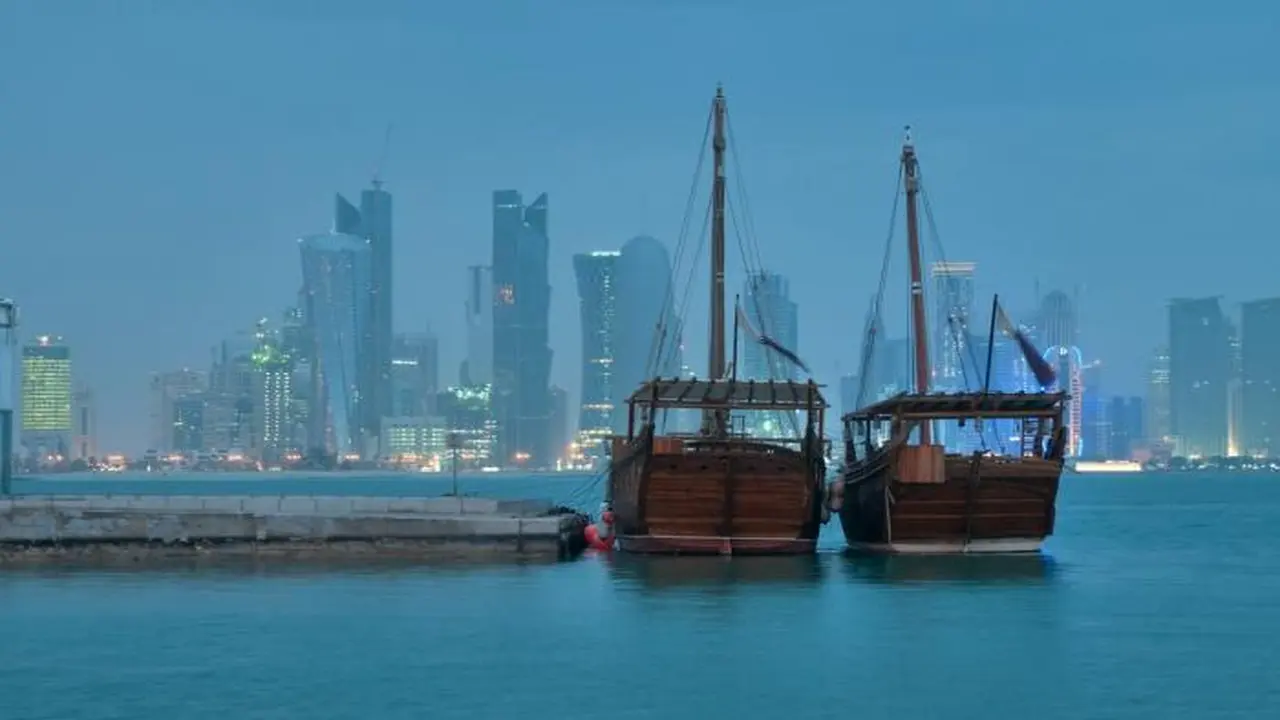 طقس رطب مع غبار عالق على ساحل البحر الليلة